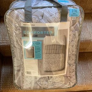 Never Used Twin/Twin XL comforter